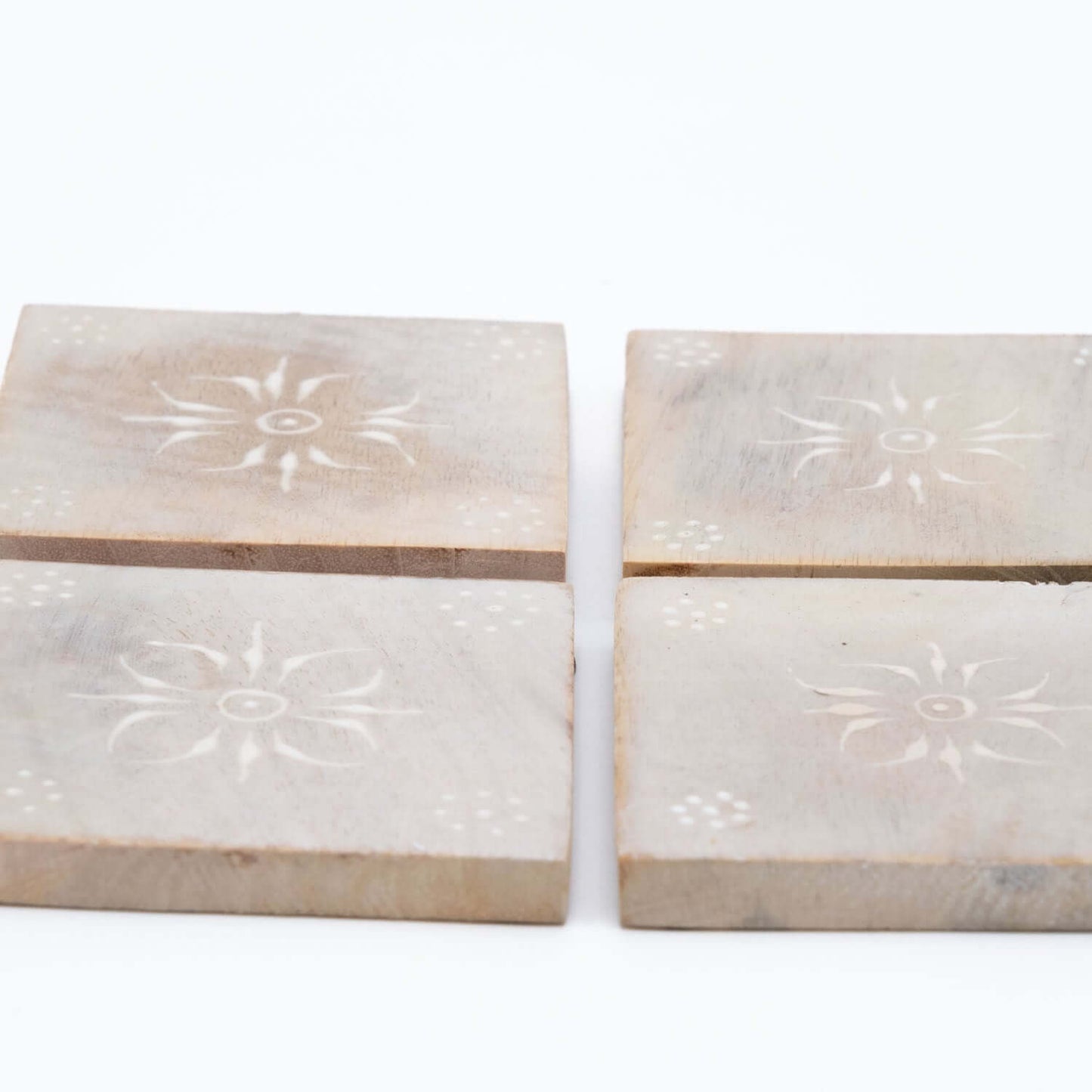 Untersetzer Set für 4 Gläser aus Mangoholz mit Motiv viereckig weiß