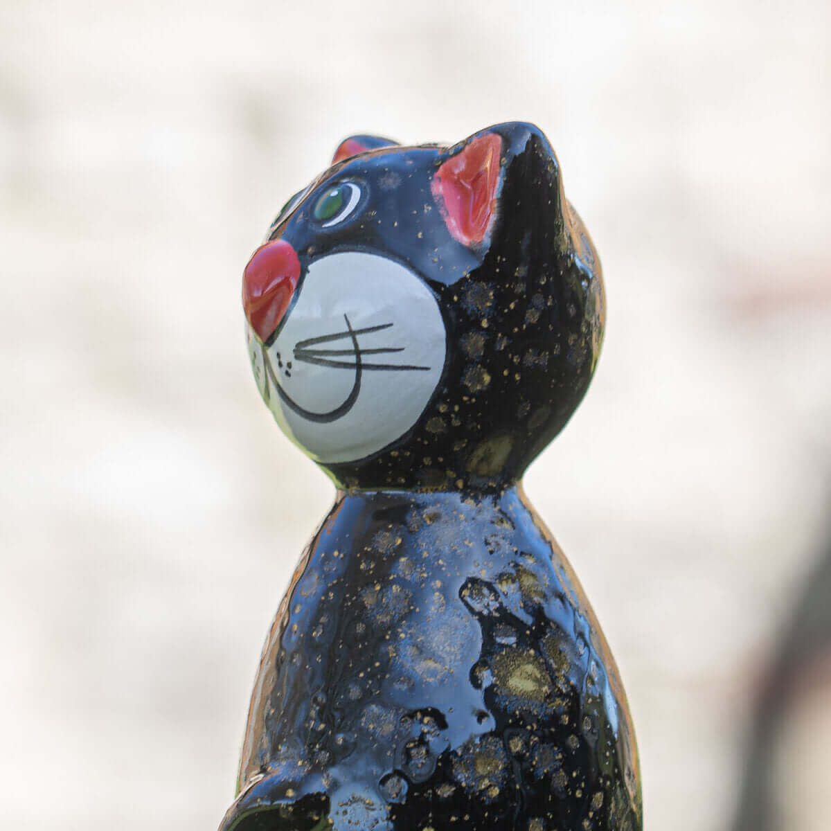 Keramik Katze klein schwarz mit goldenen Effekten für den Garten