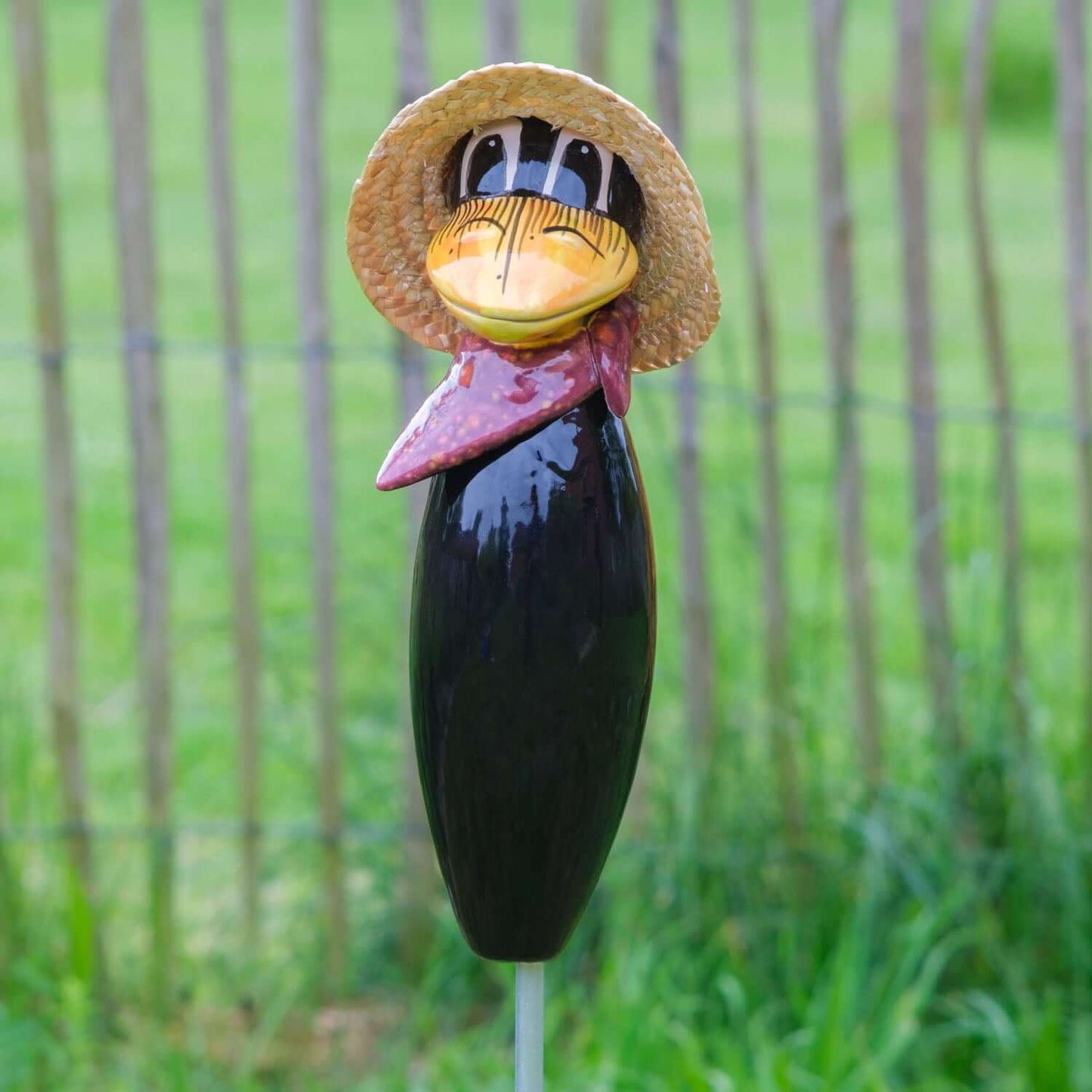 Keramik Rabe für den Garten mit weinrotem Halstuch