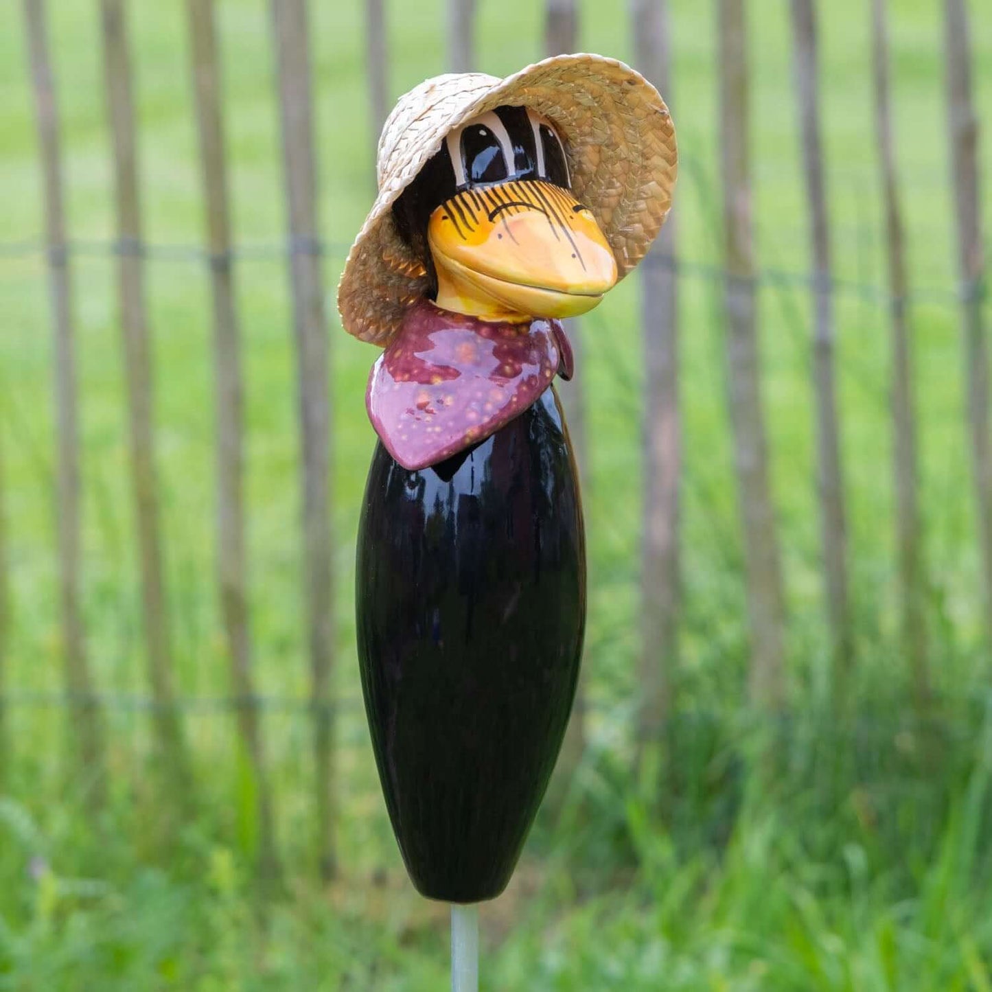 Keramik Rabe für den Garten mit weinrotem Halstuch